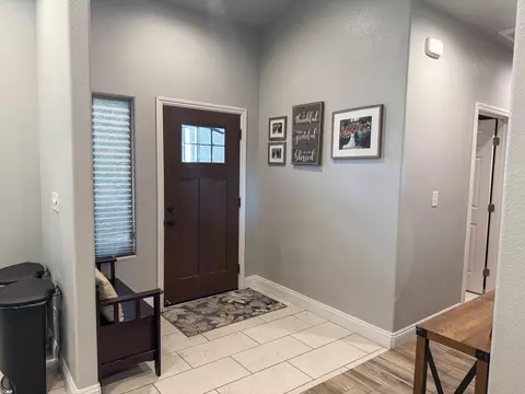 866 N E St, Tulare, CA 93274 photo 3