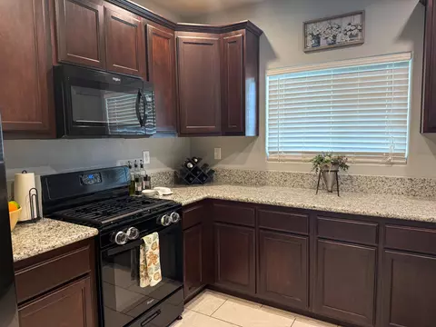 866 N E St, Tulare, CA 93274 photo 4