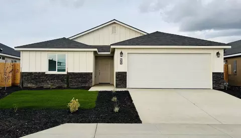 7040 Elm St, Visalia, CA 93291