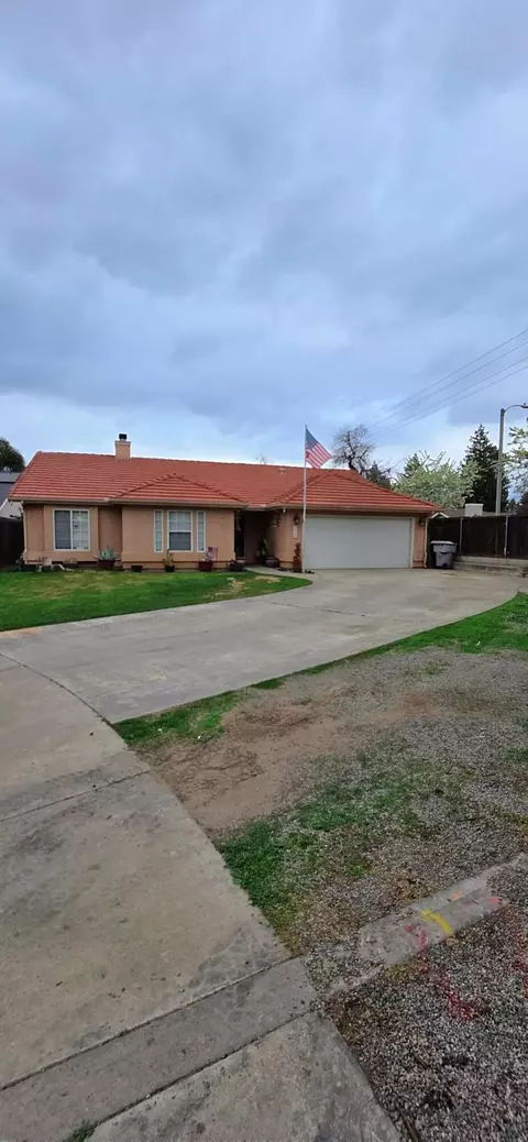 1640 E Vine Ct, Visalia, CA 93292