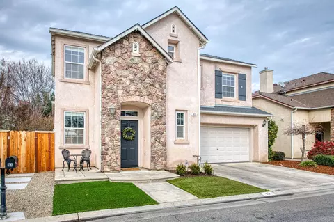93 W Bordeux Ln, Clovis, CA 93619 photo 2