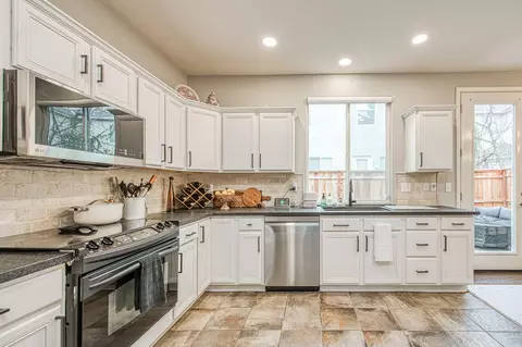 93 W Bordeux Ln, Clovis, CA 93619 photo 11