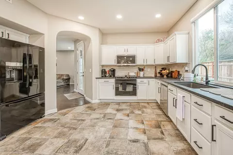 93 W Bordeux Ln, Clovis, CA 93619 photo 13