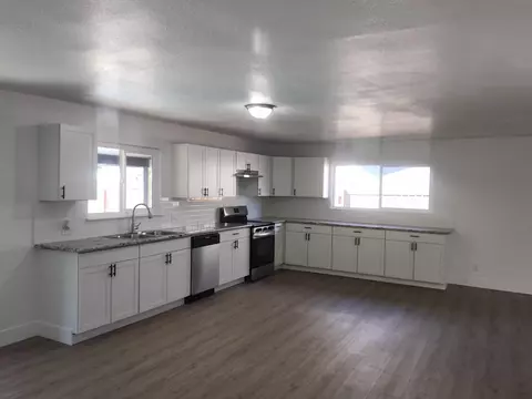 409 W Walnut Ave, Visalia, CA 93277 photo 5