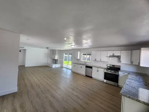 409 W Walnut Ave, Visalia, CA 93277 photo 3