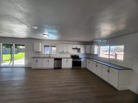 409 W Walnut Ave, Visalia, CA 93277 photo 2