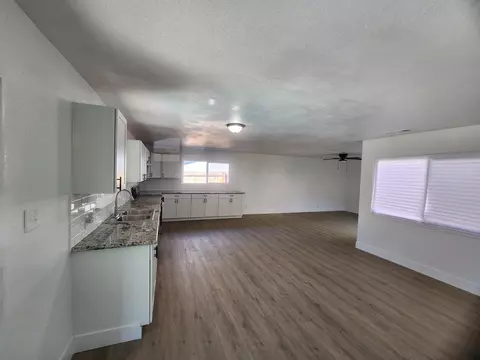 409 W Walnut Ave, Visalia, CA 93277 photo 14