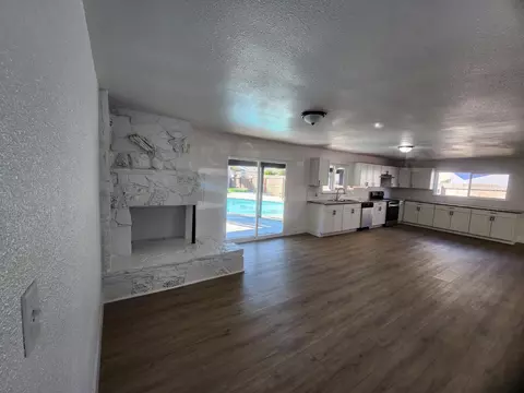 409 W Walnut Ave, Visalia, CA 93277 photo 4