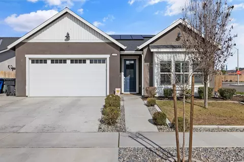 2446 W Mallard Ln, Hanford, CA 93230