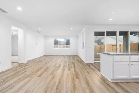 215 Hampton St, Tulare, CA 93274 photo 12