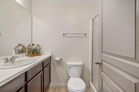 Bath - 658 Rebeca Ave, Sanger, CA 93657 photo 3 of 3