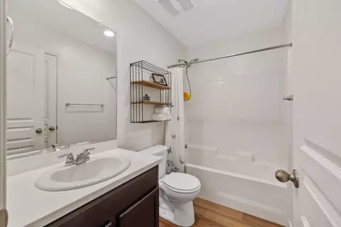 Bath - 658 Rebeca Ave, Sanger, CA 93657 photo 1 of 3