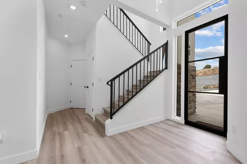 Entry Way - 375 High Sierra Dr, Exeter, CA 93221 photo 2 of 4