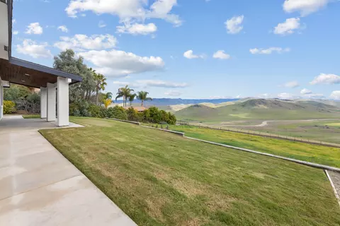 Exterior - 375 High Sierra Dr, Exeter, CA 93221 photo 5 of 6