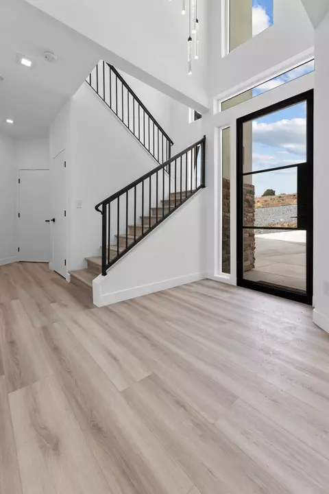 Entry Way - 375 High Sierra Dr, Exeter, CA 93221 photo 3 of 4