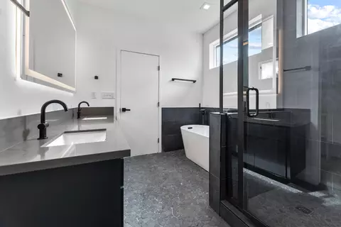 Bath - 375 High Sierra Dr, Exeter, CA 93221 photo 3 of 8