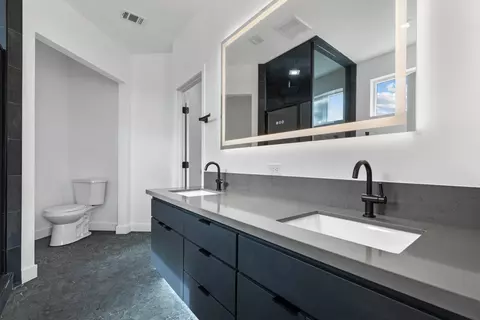 Bath - 375 High Sierra Dr, Exeter, CA 93221 photo 1 of 8