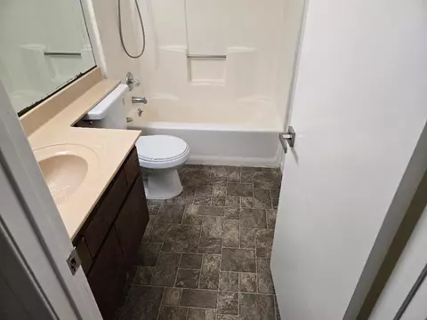 Bath - 841 E Prospect Ave, Visalia, CA 93291 photo 1 of 1