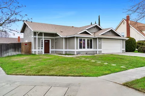 1445 Pine Dr, Lemoore, CA 93245