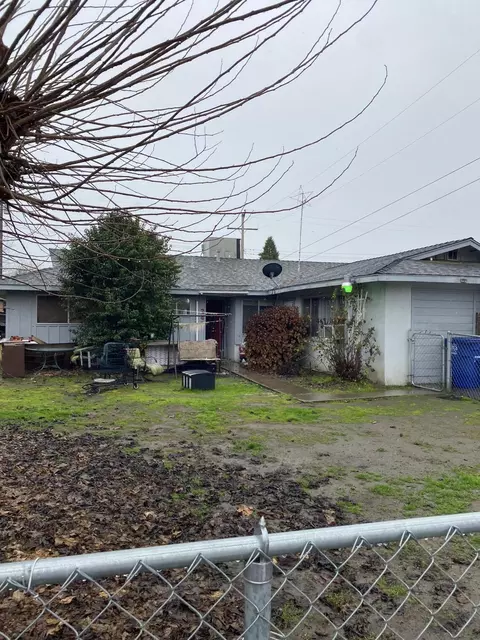 245 W Citrus Dr, Farmersville, CA 93223