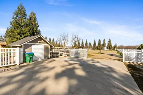 Exterior - 3108 E Cross Ave, Tulare, CA 93274 photo 7 of 22