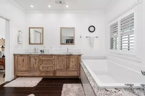 Bath - 3108 E Cross Ave, Tulare, CA 93274 photo 2 of 4