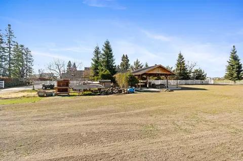 Exterior - 3108 E Cross Ave, Tulare, CA 93274 photo 9 of 22