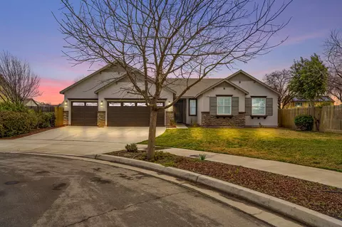 892 Himalaya Ln, Lemoore, CA 93245 photo 2