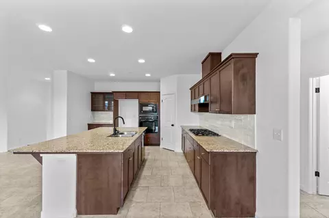 892 Himalaya Ln, Lemoore, CA 93245 photo 17