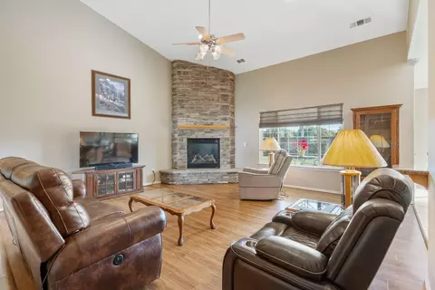 Living - 756 Sheffield Ave, Exeter, CA 93221 photo 3 of 5