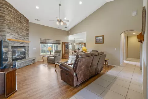 Entry Way - 756 Sheffield Ave, Exeter, CA 93221 photo 9 of 12