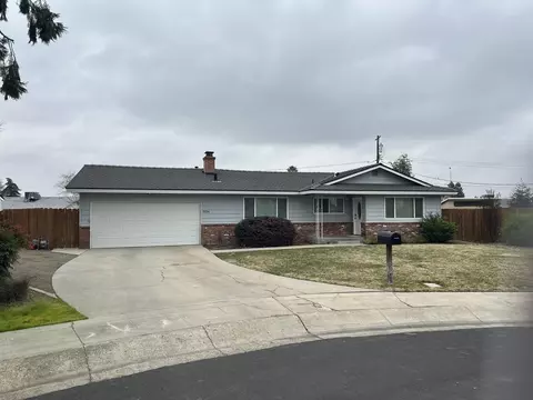 2824 W Evergreen Ct, Visalia, CA 93277