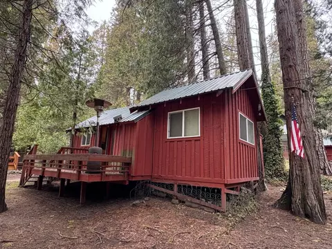 57884 Eshom Valley Dr, Badger, CA 93603