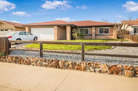 2804 E Magnolia Ct, Visalia, CA 93292