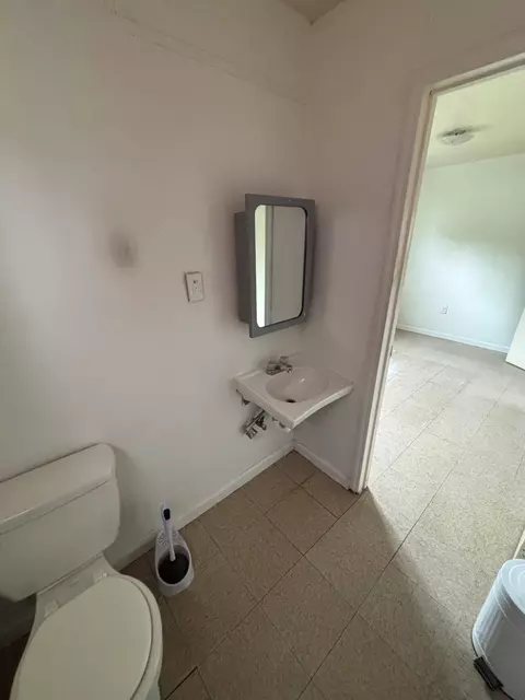 Bath - 315 E Ferguson Ave, Visalia, CA 93291 photo 2 of 3
