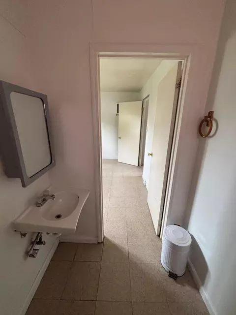 Bath - 315 E Ferguson Ave, Visalia, CA 93291 photo 3 of 3