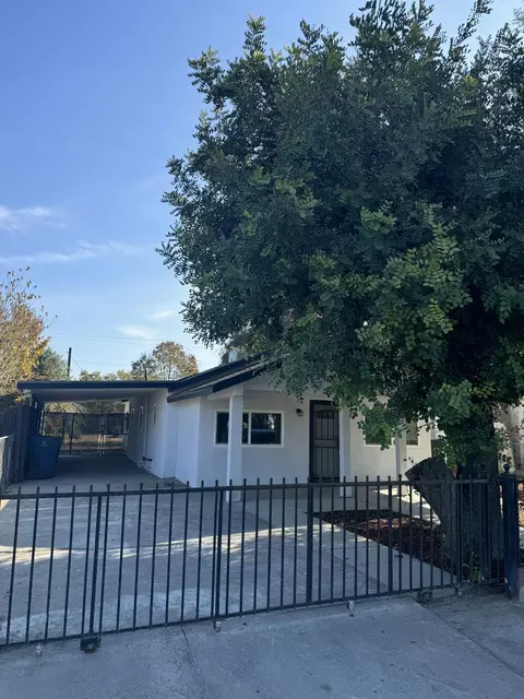 514 N Brundage Ave, Farmersville, CA 93223