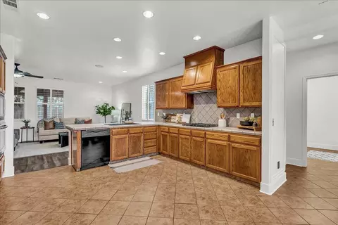 Kitchen - 619 E La Vida Ave, Visalia, CA 93292 photo 4 of 4