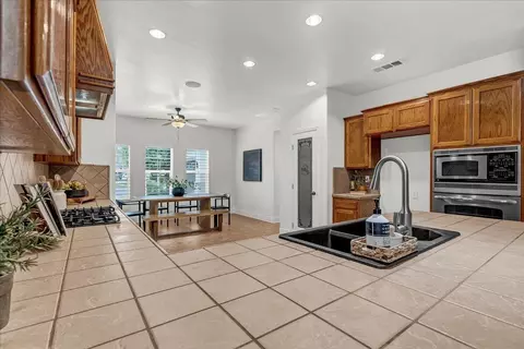 Kitchen - 619 E La Vida Ave, Visalia, CA 93292 photo 2 of 4