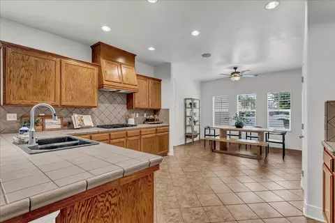 Kitchen - 619 E La Vida Ave, Visalia, CA 93292 photo 3 of 4