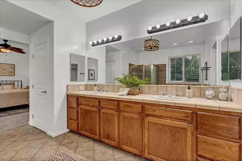 Bath - 619 E La Vida Ave, Visalia, CA 93292 photo 5 of 6