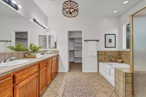 Bath - 619 E La Vida Ave, Visalia, CA 93292 photo 4 of 6