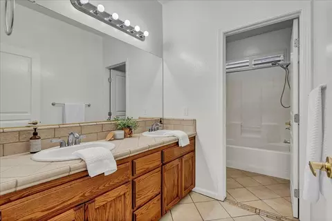 Bath - 619 E La Vida Ave, Visalia, CA 93292 photo 2 of 6