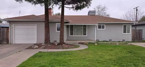 915 E Myrtle Ave, Visalia, CA 93292