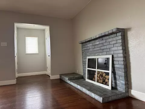 915 E Myrtle Ave, Visalia, CA 93292 photo 6