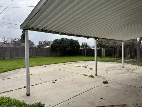 915 E Myrtle Ave, Visalia, CA 93292 photo 12