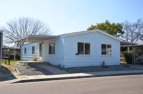 5105 W Sunnyside Ct, Visalia, CA 93277