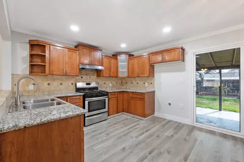 Kitchen - 756 E North Way, Dinuba, CA 93618 photo 4 of 4