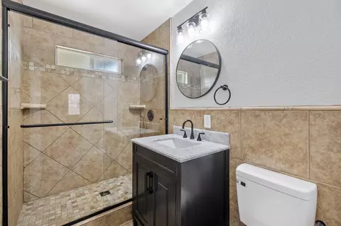 Bath - 756 E North Way, Dinuba, CA 93618 photo 1 of 2