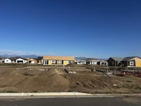 1172 S Creekside Pl W, Porterville, CA 93257